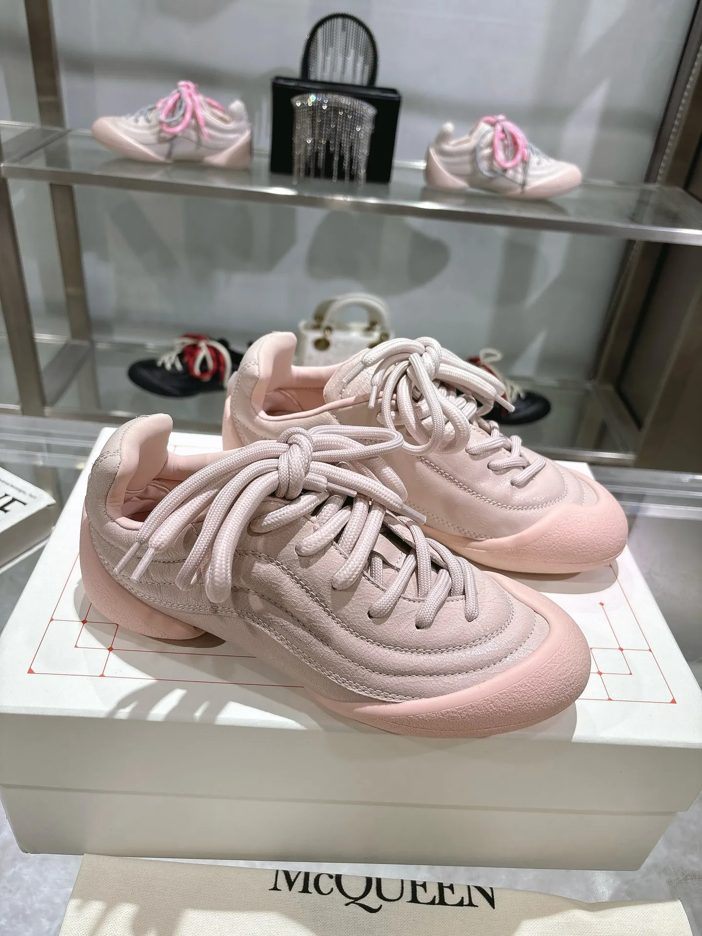 p580💰Couple model 𝐀𝐥𝐞𝐱𝐚𝐧𝐝𝐞𝐫 𝐌𝐜𝐐𝐮𝐞𝐞𝐧#/Alexander McQueen’s latest Flexion series, retro, casual, sneakers, original purchase, development, production, this Flexion Off Low-top sneakers in white grained leather with varying sized laces and an anatomically inspired lightweight segmented sole. The reverse skull pattern is embossed on the heel. Fabric: Original customized imported first-layer cowhide. Lining: Customized imported breathable mesh lining. Sole: Original open-molded non-slip TPU material. Bottom thickness: 2CM. Size: #Female size 35-40 (40 customized, non-refundable) #Men’s code 39-45 (45 customized, non-refundable)